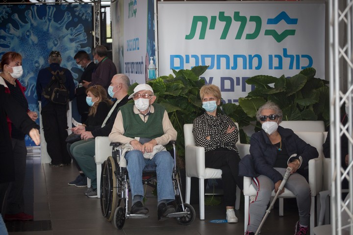 אזרחים מקבלים חיסון לקורונה במרכז של קופת חולים כללית בתל אביב, ב-22 בדצמבר 2020 (צילום: מרים אלסטר / פלאש90)