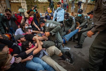 שוטרים מתעמתים עם מפגינים במהלך המחאה נגד ראש הממשלה בנימין נתניהו ליד המעון הרשמי בירושלים, ב-2 בינואר 2021 (צילום: אוליבייה פיטוסי / פלאש90)