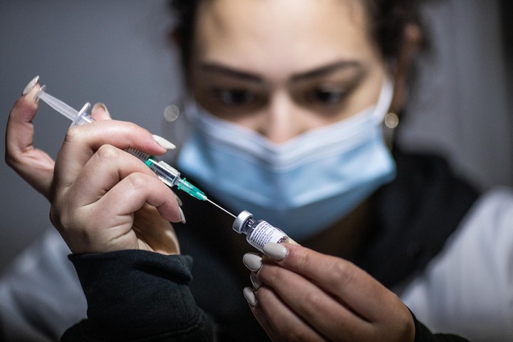 עובדת צוות רפואי מכינה זריקת חיסון לקורונה, במרכז החיסונים של קופת חולים כללית בירושלים, ב-18 בינואר 2021 (צילום: יונתן זינדל / פלאש90)