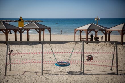 חוף הים בתל אביב בסגר, ב-24 בינואר 2021 (צילום: מרים אלסטר / פלאש90)