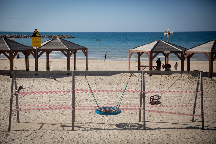 חוף הים בתל אביב בסגר, ב-24 בינואר 2021 (צילום: מרים אלסטר / פלאש90)