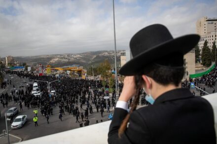 חזרה לאחור של שלושים שנה ביחסים שבין החרדים למדינה. מסע הלוויה ההמוני של הרב משולם דוד סולובייצ'יק בירושלים, 31.1.2021 (יונתן זינדל / פלאש 90)