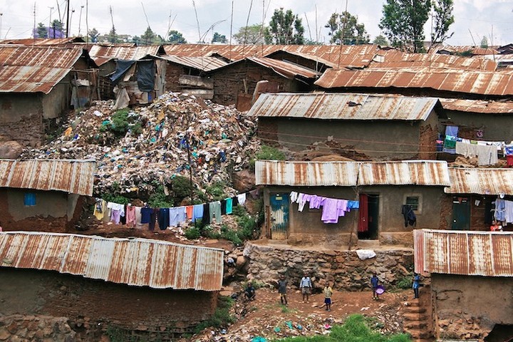 שכונת עוני בניירובי, קניה (צילום: Colin Crowley, CC BY 2.0)