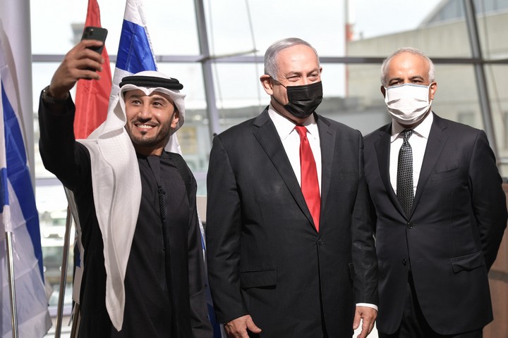 כל קול בעולם הערבי נגד ההסכמים עם ישראל - מושתק. נתניהו בהשקת הטיסה הראשונה מדובאי לנתב"ג (צילום: קובי גדעון / לע"מ)