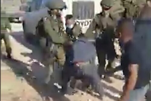 הארון אל עראם מנסה למשוך את הגנטור מידי החיילים, שניות לפני שנורה (צילום: Alliance for human rights)