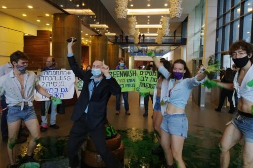 מגדל הבטיחה להפחית ב-10% בשנה את ההשקעות בדלקים פוסיליים. מחאה של מרד בהכחדה בכניסה למשרדי החברה בפ"ת (צילום: איל קוטנר, מרד בהכחדה)