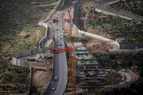 עובר על אדמות שהופקעו מבעליה הפלסטינים. כביש המנהרות (צילום: יונתן זינדל / פלאש 90) עובר על אדמות שהופקעו מבעליה הפלסטינים. כביש המנהרות (צילום: יונתן זינדל / פלאש 90)