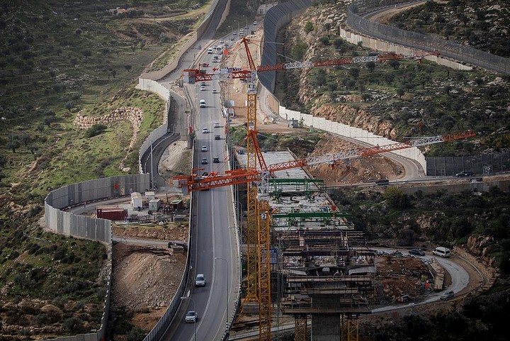 עובר על אדמות שהופקעו מבעליה הפלסטינים. כביש המנהרות (צילום: יונתן זינדל / פלאש 90)