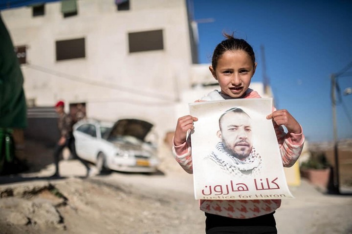 הארון כבר מת, אבל החקירה הסתיימה. היורה לא יועמד לדין. ילדה פלסטינית במחאה נגד הירי בהארון אבו עראם (צילום: אמילי גליק)