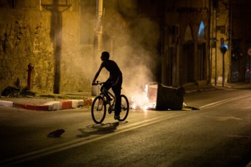 העיתונים ניסו לעשות חיבור בין אלימות לאסלאם. מחאה ביפו על הרס בית הקברות אלאסעאף (צילום: אורן זיו) העיתונים ניסו לעשות חיבור בין אלימות לאסלאם. מחאה ביפו על הרס בית הקברות אלאסעאף (צילום: אורן זיו)