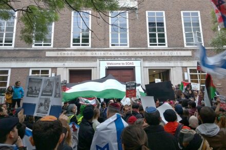 הפגנה של תנועת BDS מול אוניברסיטת SOAS בלונדון, ב-27 באפריל 2017 (צילום: Philafrenzy, CC BY-SA 4.0) הפגנה של תנועת BDS מול אוניברסיטת SOAS בלונדון, ב-27 באפריל 2017 (צילום: Philafrenzy, CC BY-SA 4.0)