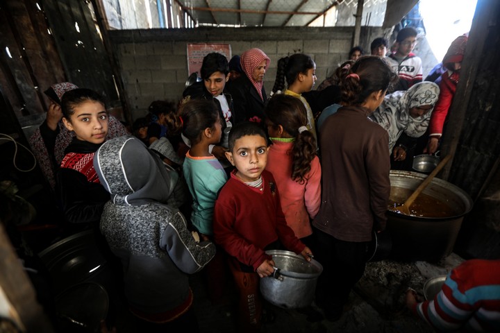 ילדים מחכים בתור לקבל אוכל בשכונת זייתון בעזה (צילום: מוחמד זאנון / אקטיבסטילס)