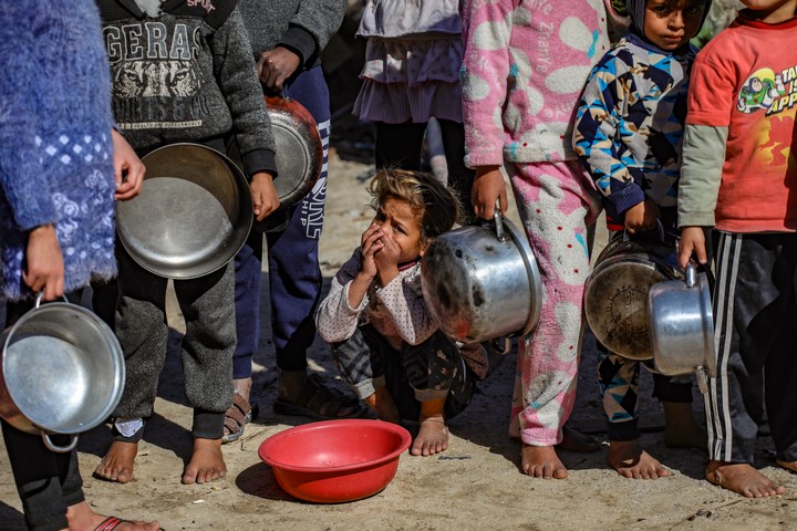 ילדים מחכים בתור לקבל אוכל בשכונת זייתון בעזה (צילום: מוחמד זאנון / אקטיבסטילס)