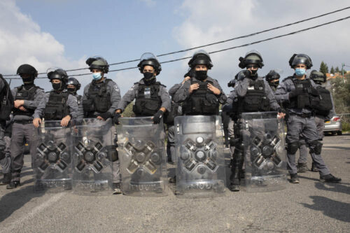 שוטרי יס"מ ליד תחנת המשטרה באום אל פחם, במהלך הפגנה נגד הפשיעה המאורגנת בחברה הערבית, ב-5 בפברואר 2021 (צילום: אורן זיו)