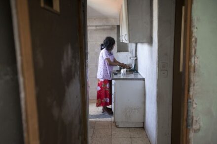 מהגרת מהאפריקה בדירה בירושלים. למצולמת אין קשר לכתבה (צילום: יונתן זינדל / פלאש90)