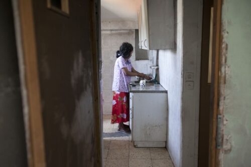 מהגרת מהאפריקה בדירה בירושלים. למצולמת אין קשר לכתבה (צילום: יונתן זינדל / פלאש90)