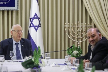 יו"ר רע"מ מנסור עבאס נפגש עם הנשיא ראובן ריבלין בבית הנשיא בירושלים, ב-16 באפריל 2019 (צילום: נעם ריבקין פנטון / פלאש90)