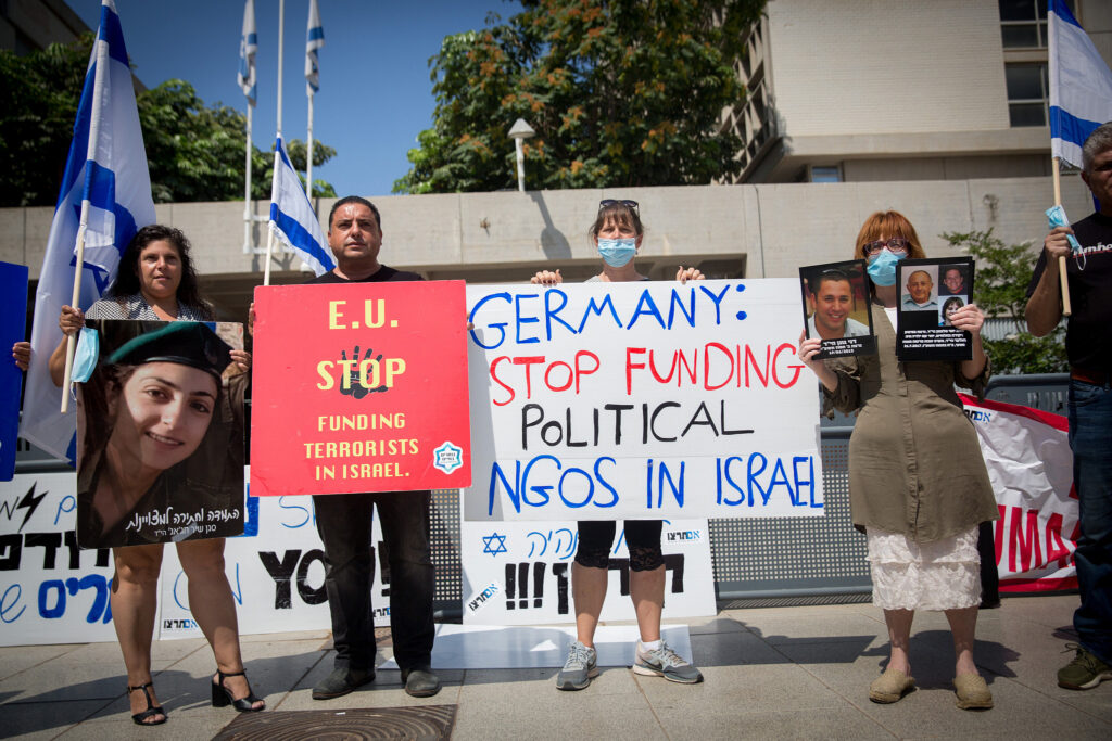 הפגנה נגד האיחוד האירופי בתל אביב, ב-7 ביולי 2020 (צילום: מרים אלסטר / פלאש90)