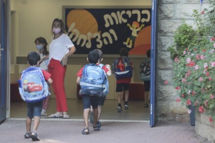 ילדים מגיעים לבית ספר בירושלים ביום הראשון ללימודים, ב-1 בספטמבר 2020. למצולמים אין קשר לכתבה (צילום: יוסי זמיר / פלאש90)