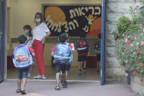 ילדים מגיעים לבית ספר בירושלים ביום הראשון ללימודים, ב-1 בספטמבר 2020. למצולמים אין קשר לכתבה (צילום: יוסי זמיר / פלאש90)