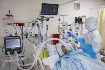 מחלקת קורונה בבית החולים שערי צדק בירושלים, ב-27 בינואר 2021 (צילום: אוליבייה פיטוסי / פלאש90)