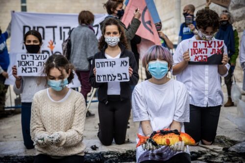פעילי סביבה מפגינים מול בית המשפט העליון בירושלים בעקבות אסון הנפט בחופי ישראל, ב-23 בפברואר 2021 (צילום: יונתן זינדל / פלאש90)