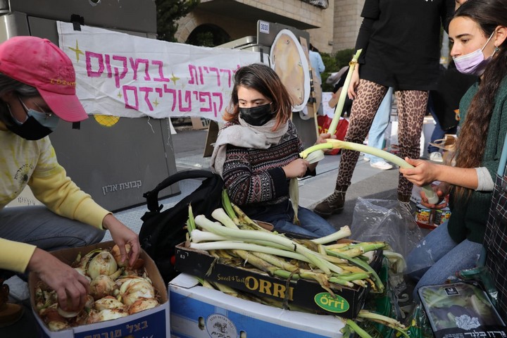 הפגנה של הארגונים תרבות של סולידריות, החזית האנושית ושוברות קירות מול ביתו של שר הפנים, אריה דרעי, בירושלים, ב-22 בפברואר 2021 (צילום: אורן זיו)