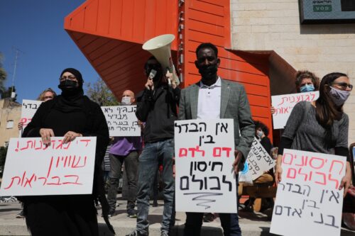 הפגנה נגד סגירת מתחם החיסונים לחסרי מעמד, ליד הסינמטק בתל אביב, ב-25 בפברואר 2021 (צילום: אורן זיו)