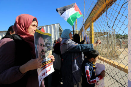 השב"כ לא מוכן לוותר. משפחות אסיר מנהלי מפגינה מחוץ לכלא עופר שבגדה המערבית, בדצמבר 2019 (צילום: אחמד אל-באז / אקטיבסטילס)