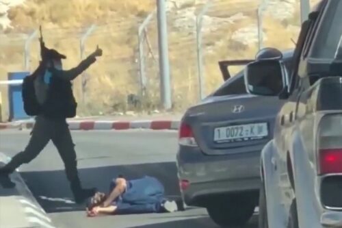 אחמד עריקאת שוכב על הקרקע אחרי הירי בו (צילום מסך מתוך התחקיר של Forensic Architecture)