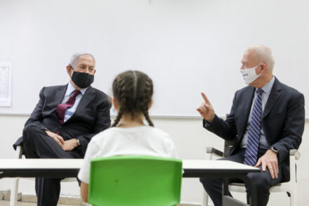 עומדים מנגד כשהילדים שלנו סובלים. שר החינוך יואב גלנט עם ראש הממשלה נתניהו בביקור בבית ספר עם תחילת שנת הלימודים (צילום: מרק ישראל סלם)