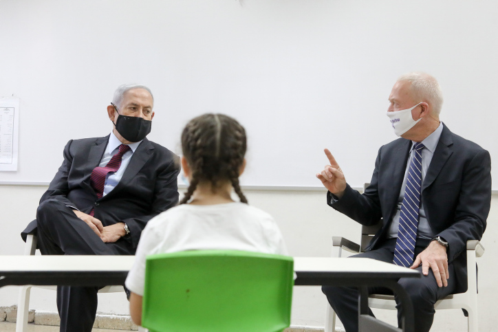 עומדים מנגד כשהילדים שלנו סובלים. שר החינוך יואב גלנט עם ראש הממשלה נתניהו בביקור בבית ספר עם תחילת שנת הלימודים (צילום: מרק ישראל סלם)