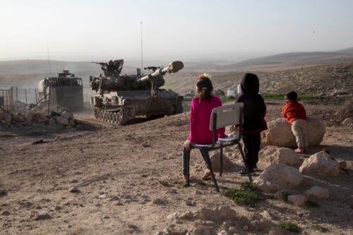 הפגז העיר אותנו באמצע הלילה. ילדים בג'ינבה מסתכלים על התרגיל הצבאי (צילום: קרן מנור / אקטיבסטילס)