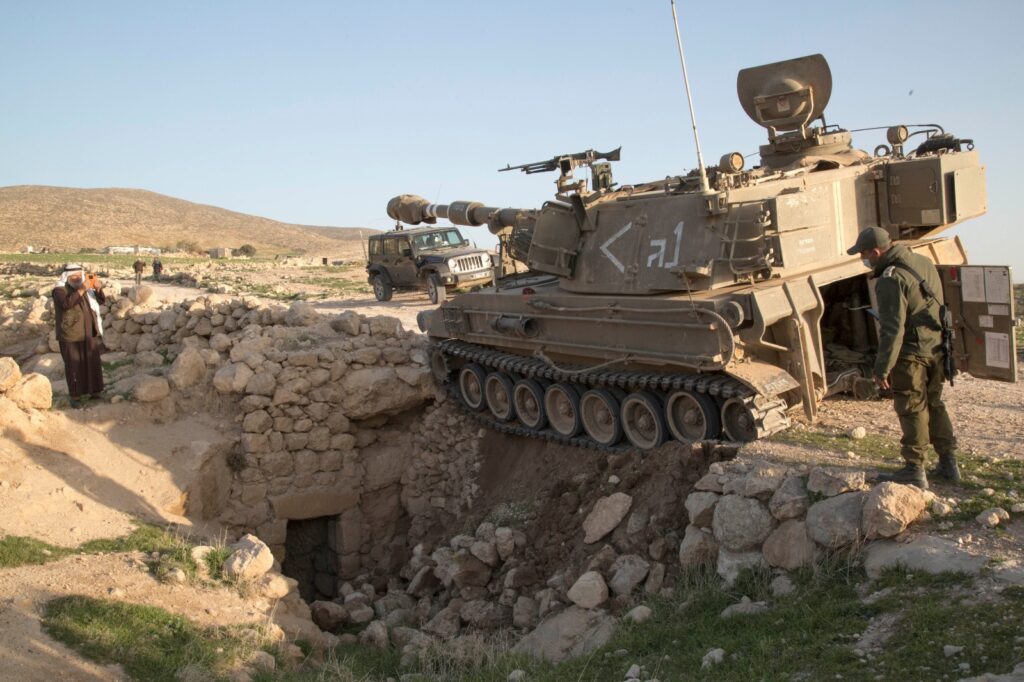 הטנק הפיל אבנים על פתח הבית. טנק בתרגיל בג'ינבה (צילום: קרן מנור / אקטיבסטילס)