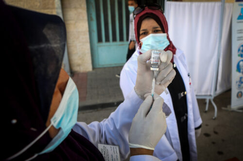ישראל היא הריבון בפועל ולא היא נושאת באחריות. נשות צוות רפואי בבית לחם עם החיסונים שישראל העבירה לרשות הפלסטינית (צילום: ויסאם השלאמון / פלאש 90)