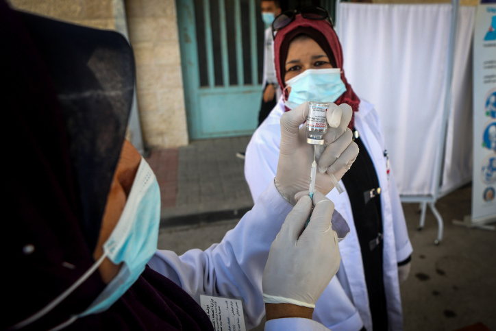 ישראל היא הריבון בפועל ולא היא נושאת באחריות. נשות צוות רפואי בבית לחם עם החיסונים שישראל העבירה לרשות הפלסטינית (צילום: ויסאם השלאמון / פלאש 90)