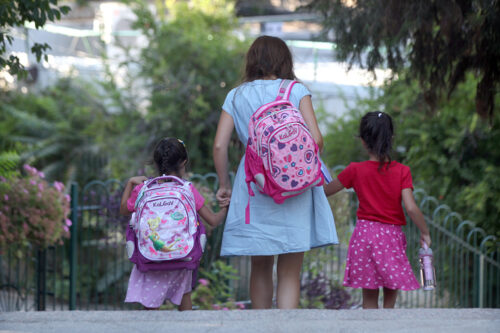 הילדים אמורים להסביר בעצמם להורים מה הקשיים שלהם בלימודים. למצולמים אין קשר לכתבה (צילום: יוסי זמיר / פלאש 90) הילדים אמורים להסביר בעצמם להורים מה הקשיים שלהם בלימודים. למצולמים אין קשר לכתבה (צילום: יוסי זמיר / פלאש 90)