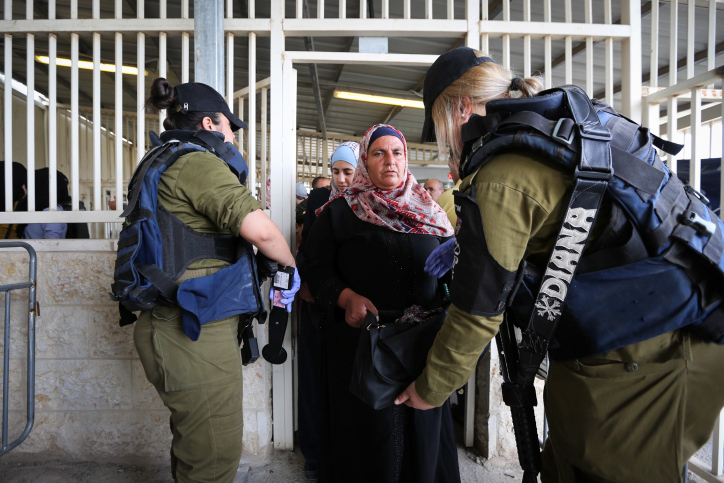 אנחנו לא רגע לפני אפרטהייד, אנחנו כבר שם. חיילים בודקים פלסטינית במחסום בית לחם (צילום: ויסאם השלאמון / פלאש 90)