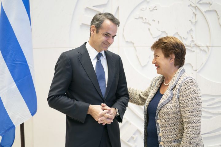 מכפיף את כלכלת יוון לבנקו-קרטיה. ראש ממשלת יוון קריאקוס מיצוטאקיס עם מזכ"לית קרן המטבע העולמי קריסטלינה גאוגרייבה (צילום: קרן המטבע העולמי CC BY NC ND 2.0)