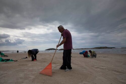 מתנדבים מנקים את חוף דור מזיהום הנפט בסוף השבוע (צילום: אורן זיו)