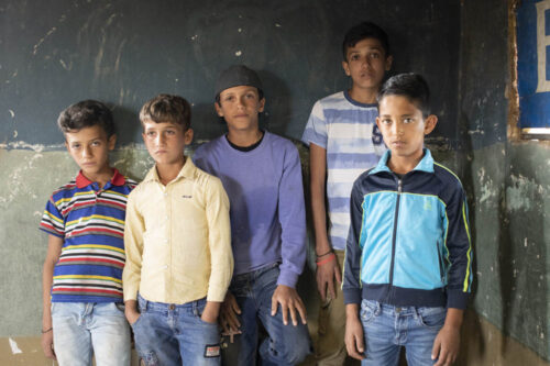 ג'בר (13), זיד (12), עומר (10), יאסין וסאקר (8), שנעצרו בדרום הר חברון לאחר שיצאו לקטוף עכוב, בביתם בכפר אום לספא (צילום: אורן זיו)