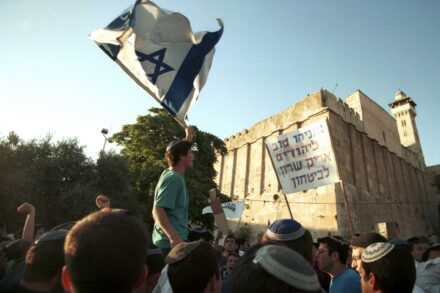 אנשים חוגגים את ניצחון הליכוד בראשות בנימין נתניהו בבחירות, במערת המכפלה בחברון, ב-5 ביוני 1996 (צילום: פלאש90)