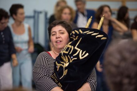 מדיניות ציבורית תקינה מחייבת חקיקת חוק אזרחות המאפשר התאזרחות על בסיס קריטריונים שוויוניים. תפילה בקהילה הרפורמית "כל הנשמה" בירושלמים (אורן נחשון / פלאש 90)