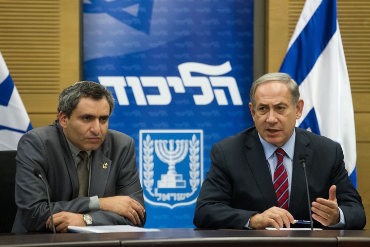 בנימין נתניהו וזאב אלקין במפגש סיעה בכנסת, ב-19 באוקטובר 2015 (צילום: מרים אלסטר / פלאש90)