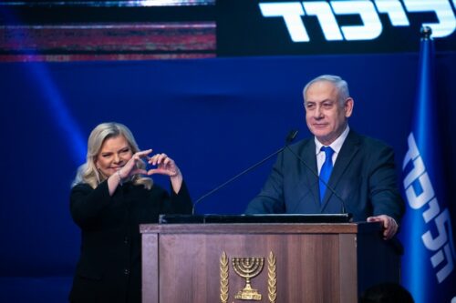 ראש הממשלה, בנימין נתניהו, ורעייתו שרה במטה הליכוד בתל אביב, ב-3 במרץ 2020 (צילום: אוליבייה פיטוסי / פלאש90)
