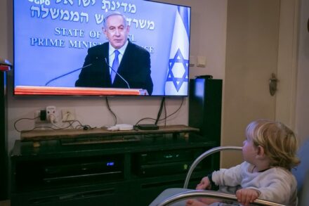 לא צריך לחבב את ראש הממשלה או לסלוד ממנו כדי לנוע באי נוחות בכורסא בעת צפייה במחזה האינפנטילי הזה שוב ושוב. נתניהו על המסך (חן לאופולד / פלאש 90)