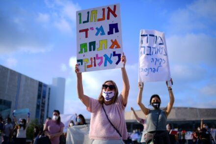מורות מפגינות בתל אביב, ב-30 באפריל 2020 (צילום: תומר נויברג / פלאש90)