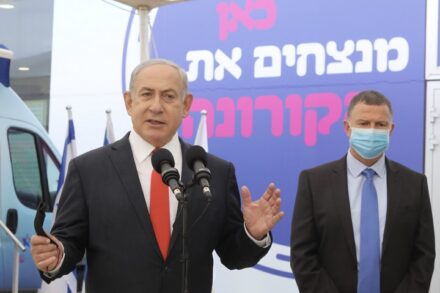 ראש הממשלה, בנימין נתניהו, ושר הבריאות, יולי אדלשטיין, במרכז חיסונים של מכבי בתל אביב, ב-13 בדצמבר 2020 (צילום: מרק ישראל סלם)