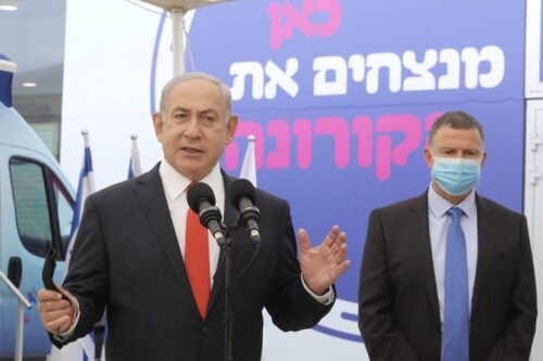 ראש הממשלה, בנימין נתניהו, ושר הבריאות, יולי אדלשטיין, במרכז חיסונים של מכבי בתל אביב, ב-13 בדצמבר 2020 (צילום: מרק ישראל סלם)