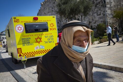 תושב ירושלים המזרחית ליד ניידת חיסונים של מד"א בשער שכם בעיר העתיקה, ב-26 בפברואר 2021 (צילום: אוליבייה פיטוסי / פלאש90)